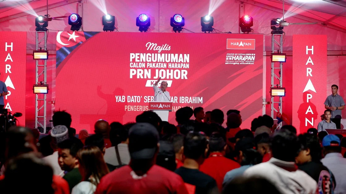 Anwar Calls for Clear Separation Between Johor Politics and Royal Institutions