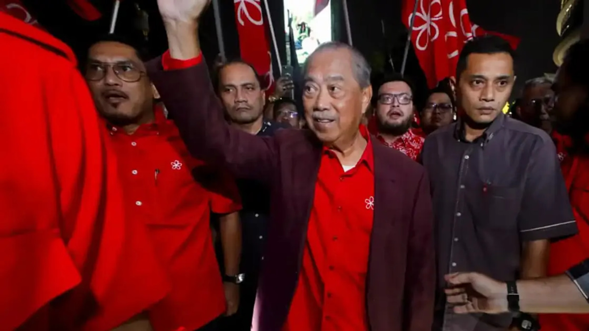 Muhyiddin draws 200-strong show of support before crucial Bersatu gathering