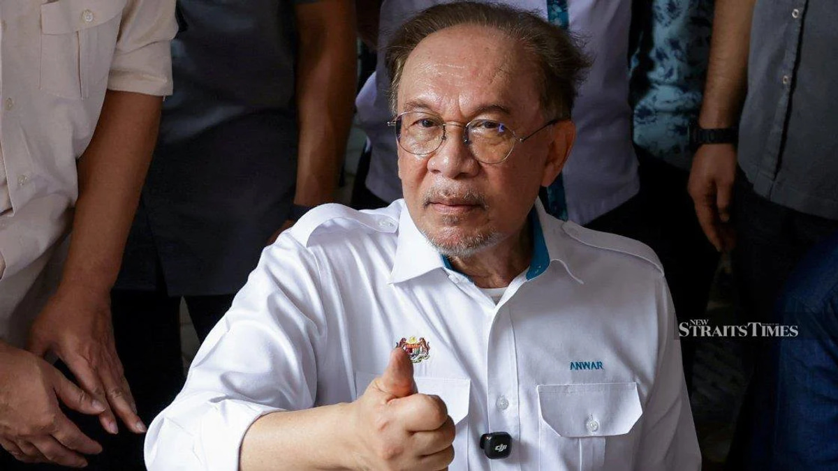Anwar Ibrahim Tops Latest Merdeka Centre Popularity Survey as Zahid Hamidi Trails