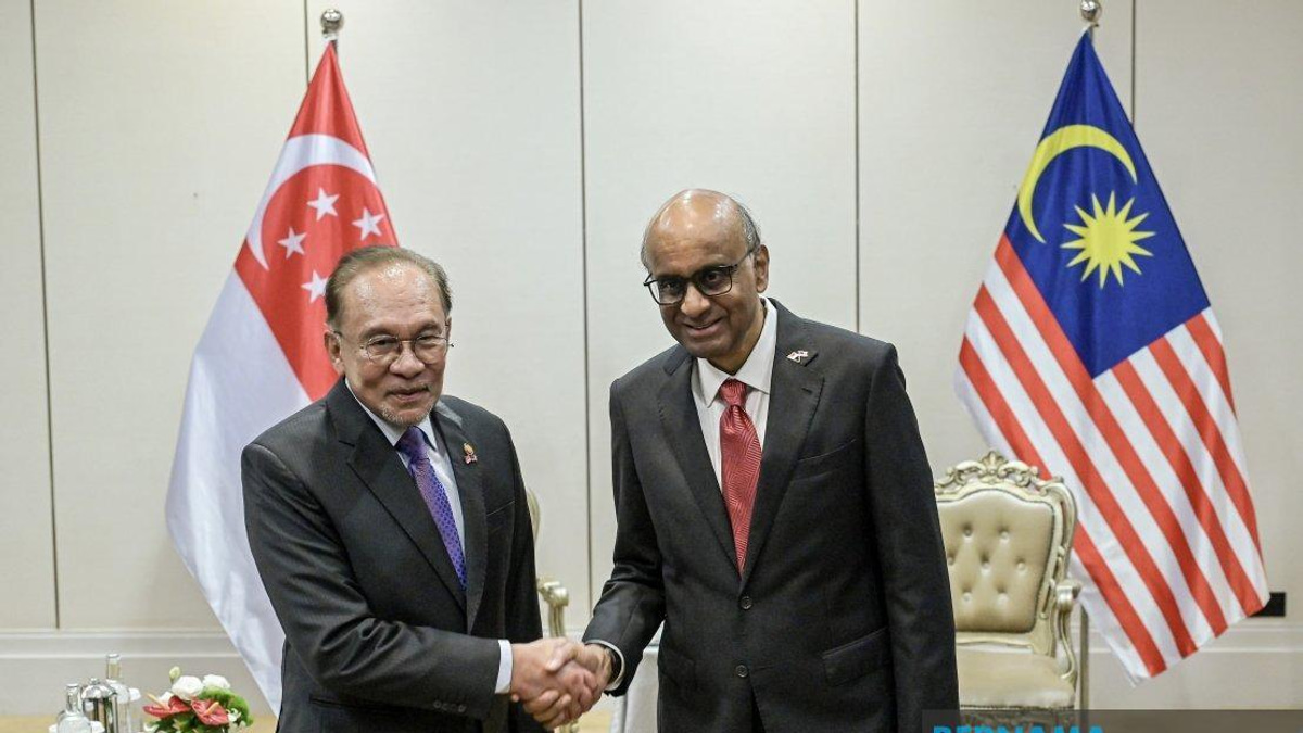 Anwar Receives Singapore President in Three-Day State Visit