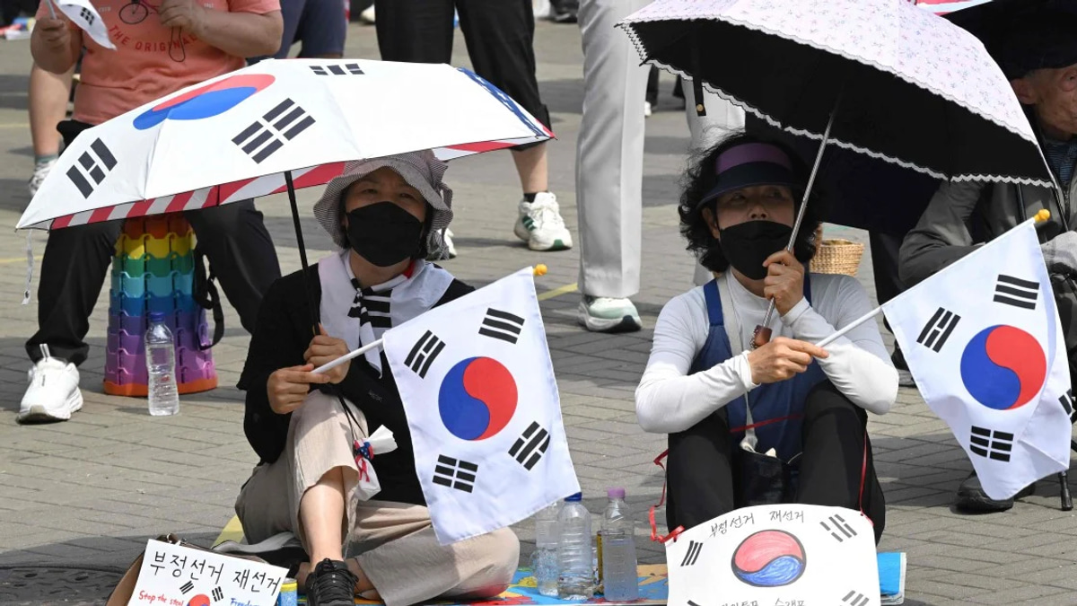 South Korea's Parliament Opens Investigation Into Election Commission Over June Ballot Shortages