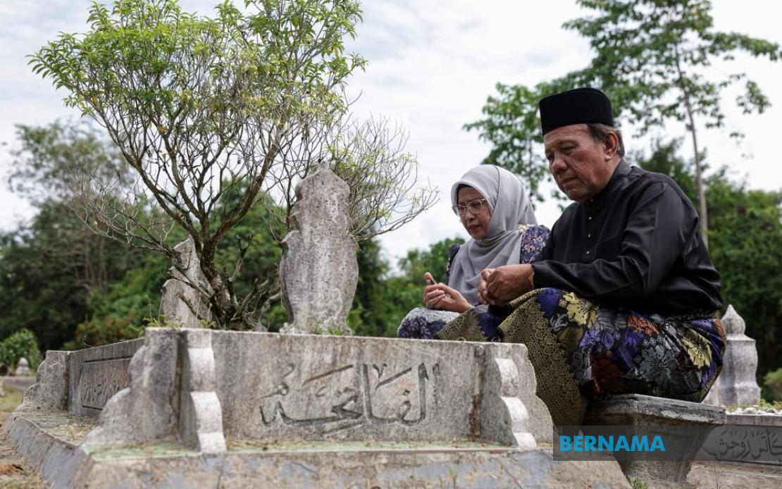 New Negeri Sembilan Menteri Besar Pays Respects at Parents' Graves Following Oath Ceremony