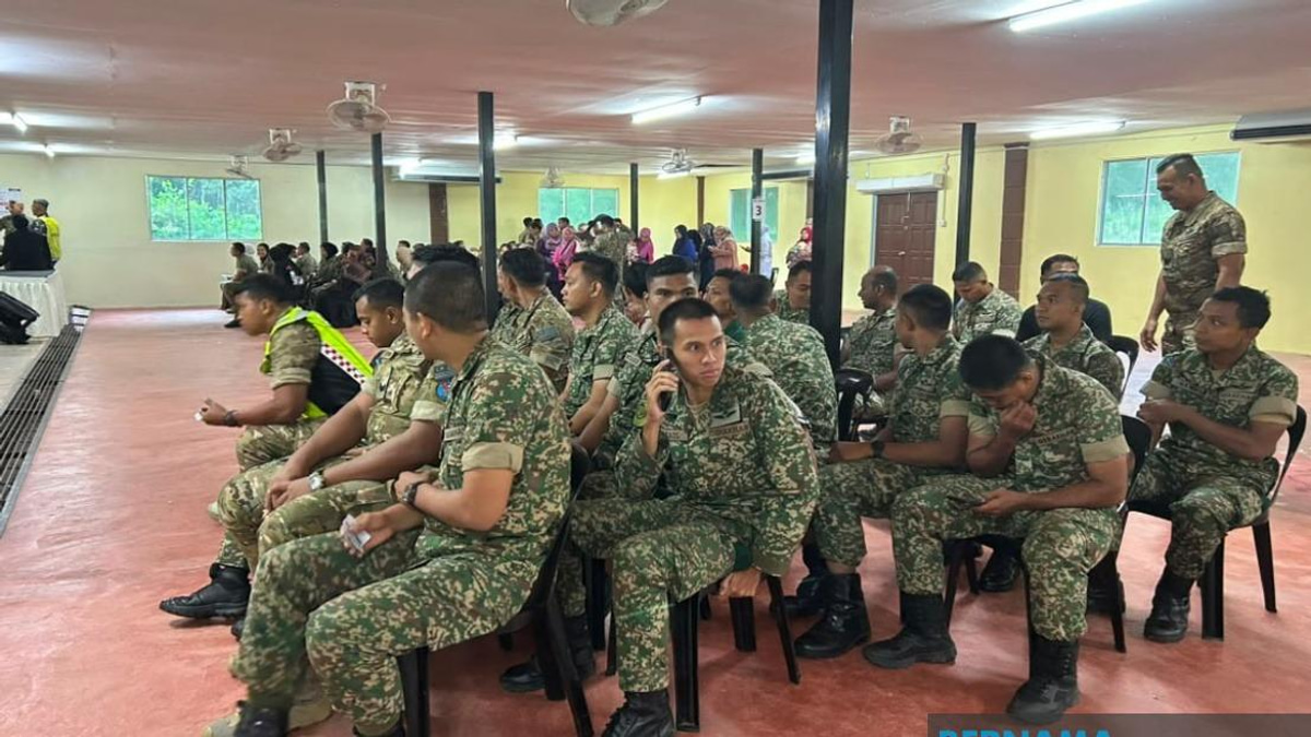 Saifuddin, Khaled Call on Early Voters in Johor Poll to Uphold Democratic Principles
