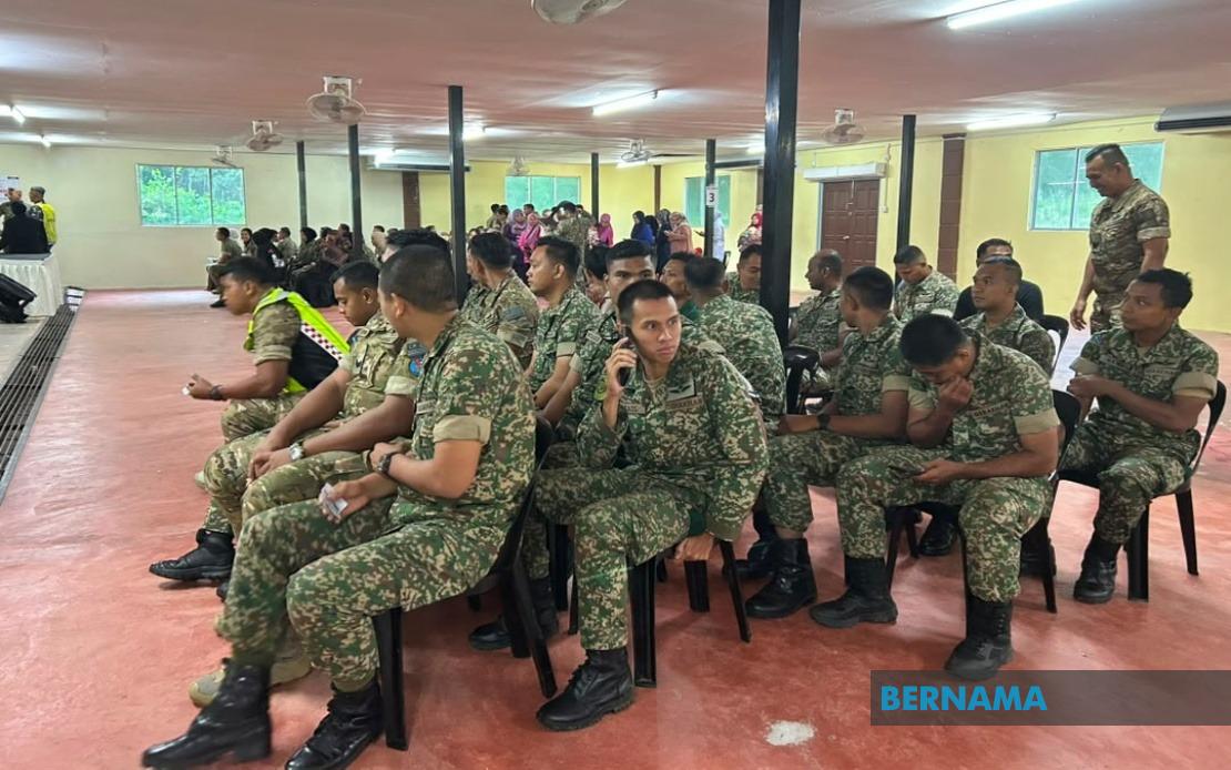 Saifuddin, Khaled Call on Early Voters in Johor Poll to Uphold Democratic Principles