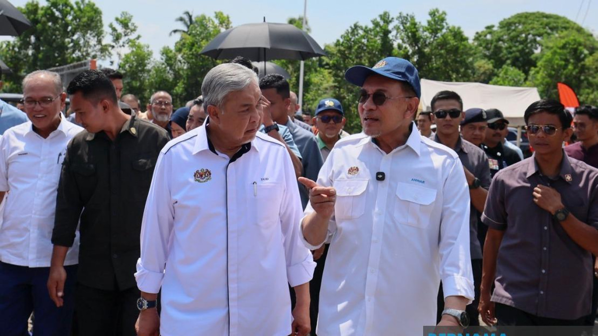 Ahmad Zahid Pushes for Return of FGV Land to FELDA to Tackle Debt Crisis