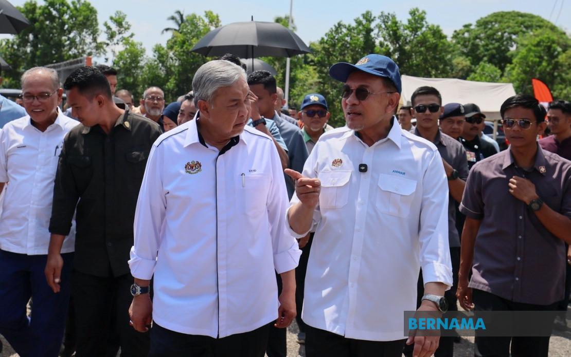 Ahmad Zahid Pushes for Return of FGV Land to FELDA to Tackle Debt Crisis