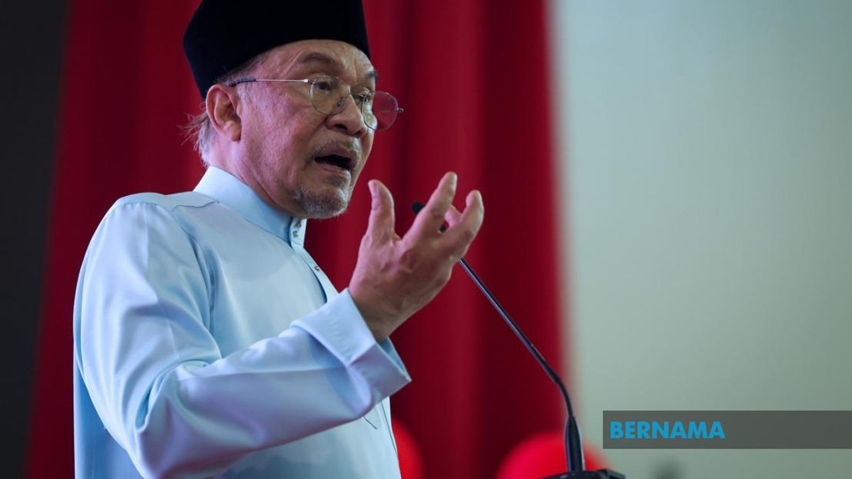 Anwar Demands Full Inquiry Into Felda's Proposed £60 Million Hotel Loss