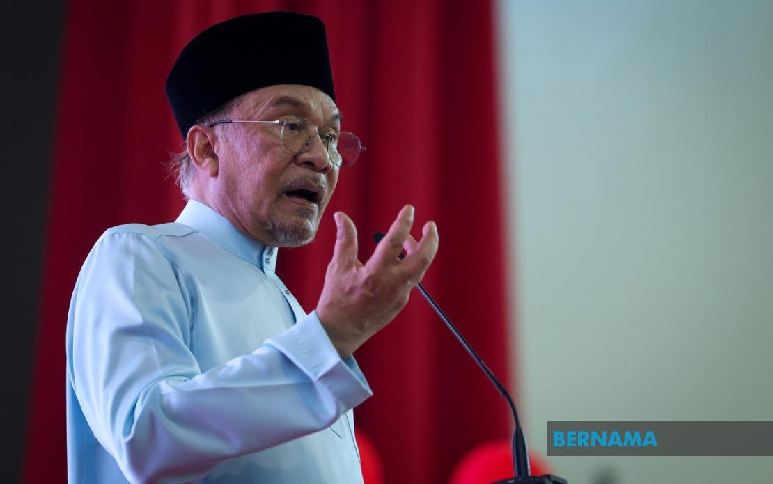Anwar Demands Full Inquiry Into Felda's Proposed £60 Million Hotel Loss