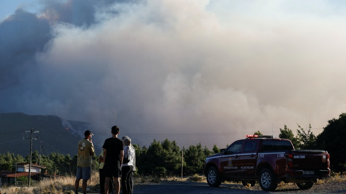 Greece Mobilises Thousands as Wildfires Threaten Athens Suburbs and Islands
