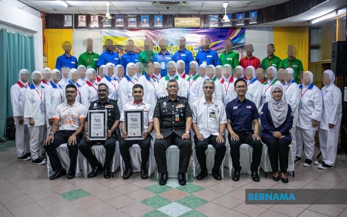 Saifuddin Lauds Prison Department's Malaysia Book of Records Achievement for Life-Saving Training
