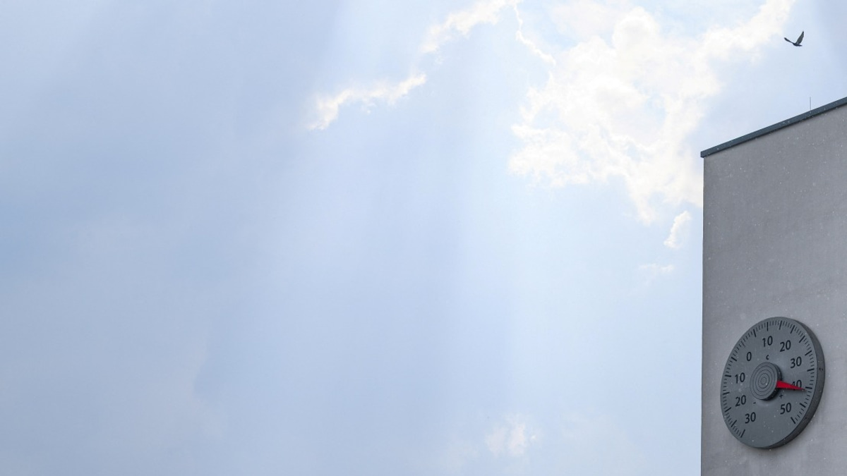 Deadly US Heat Wave Claims 25 Lives as Storms Threaten Eastern Flooding