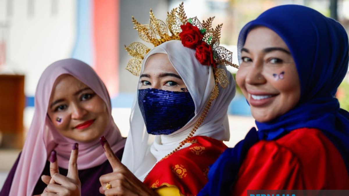 Sisters Celebrate Civic Duty in Patriotic Jalur Gemilang Outfits at Rantau Polling Centre