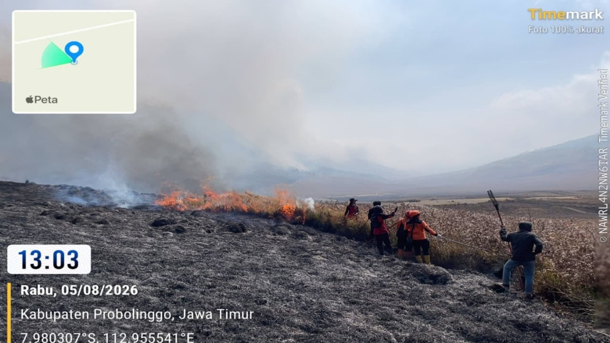 Helicopters Join Battle Against Spreading Mount Bromo Wildfire in East Java