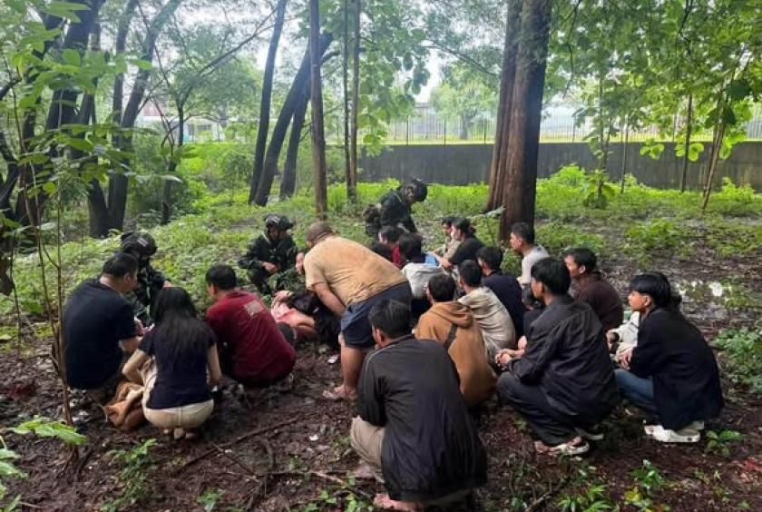 Twenty Myanmar Nationals Detained for Illegal Border Crossing into Thailand