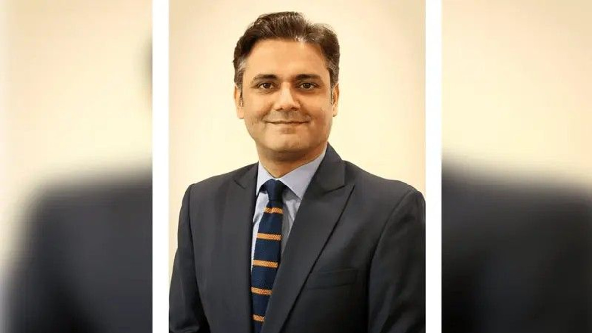 Eleven Pakistani police officers charged after bungled raid on attorney general's residence