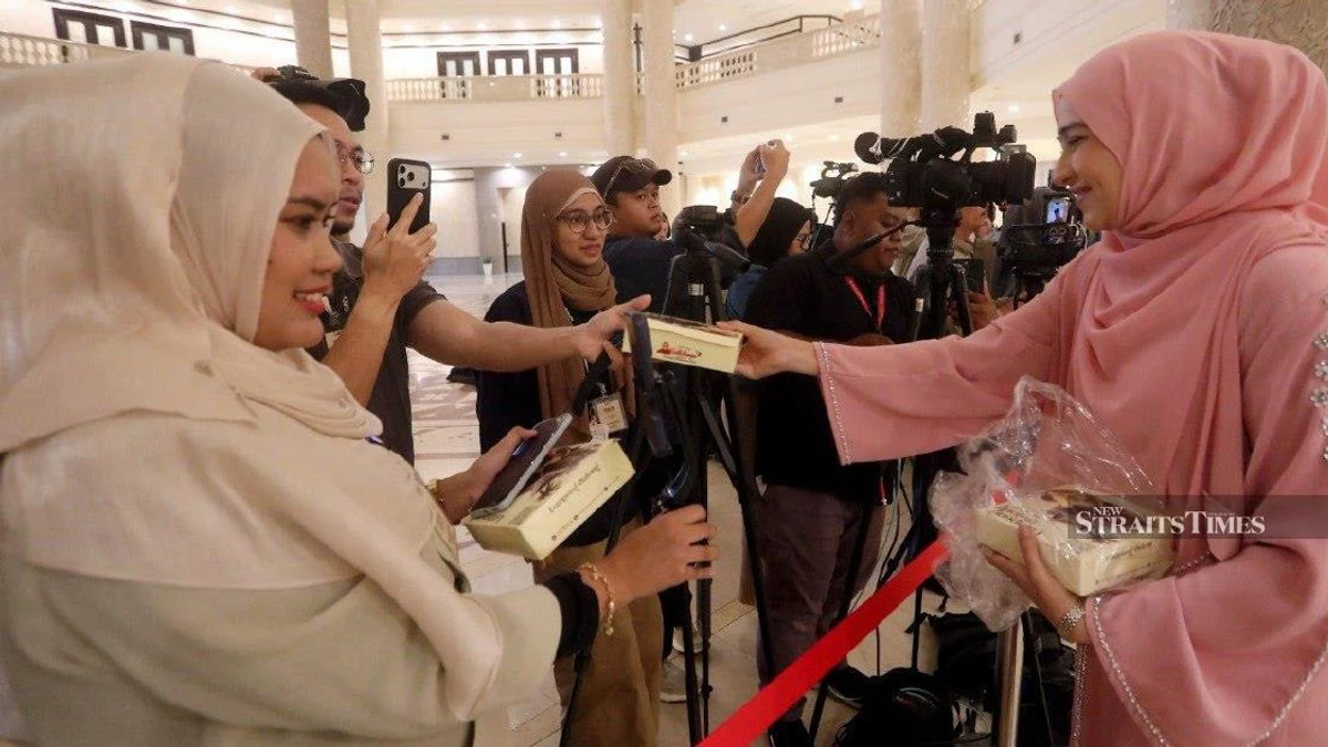 Syed Saddiq Treats Media and Supporters to Traditional Malaysian Breakfast Following Federal Court Ruling
