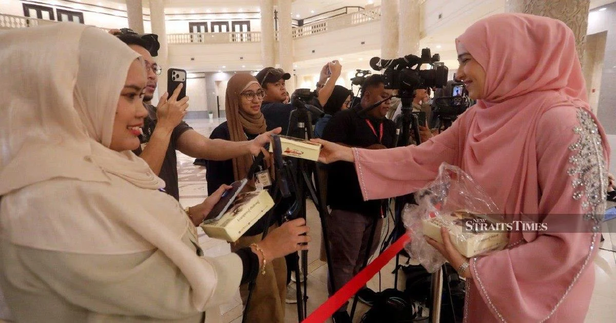 Syed Saddiq Treats Media and Supporters to Traditional Malaysian Breakfast Following Federal Court Ruling