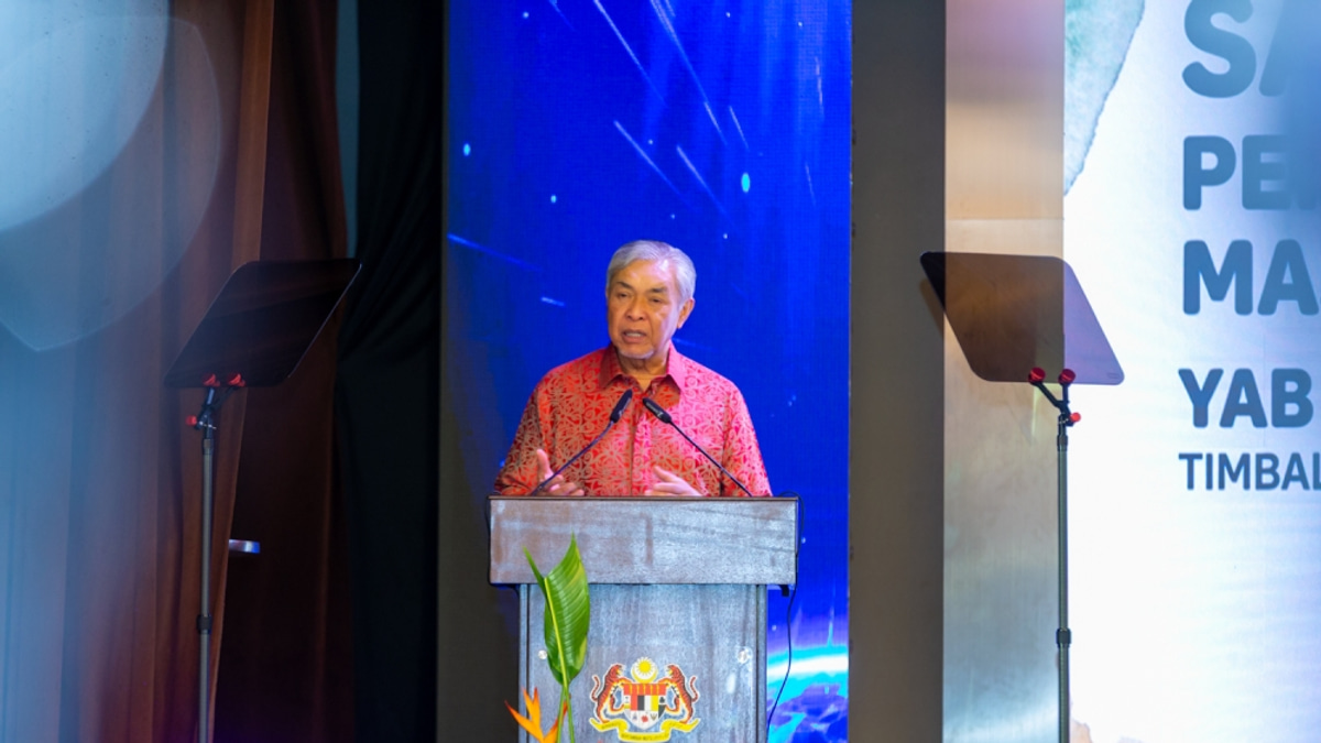 Zahid Rejects Reports of Opposition Coalition Talks, Backs Current Unity Government