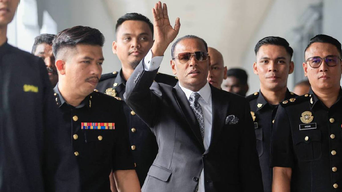 Supporters greet Saravanan with defiant chants at court hearing on corruption charges
