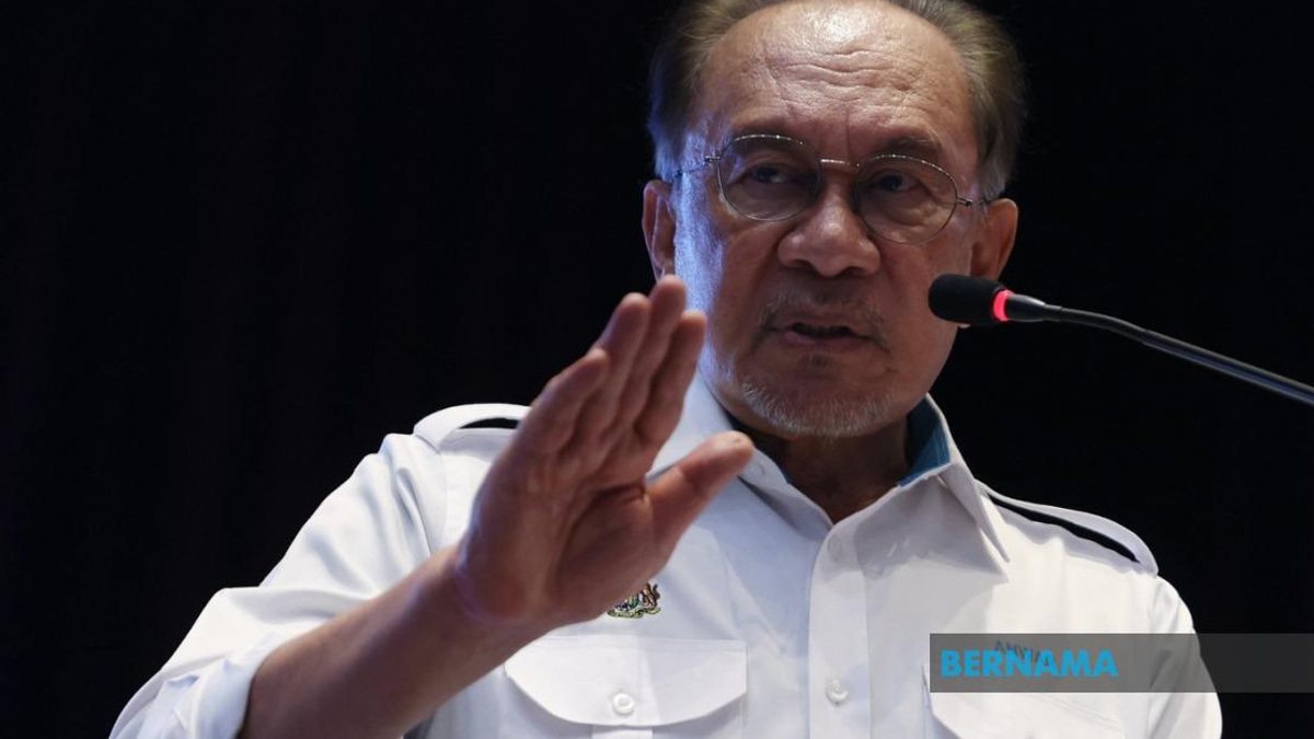 Anwar Cautions Politicians Against Exploiting Royal Institutions in Election Battles