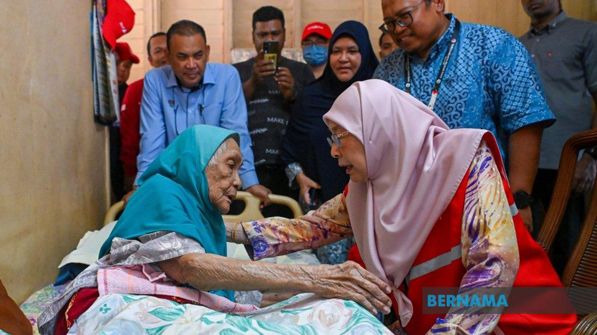 PM's Wife Dr Wan Azizah Reaches Out to Elderly and Low-Income Families in Kuala Pilah