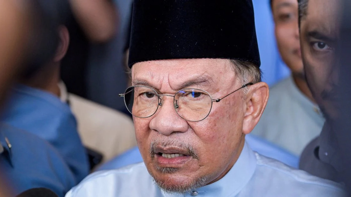 Anwar Rebuts Allegations Against Onn Hafiz at Felda Event