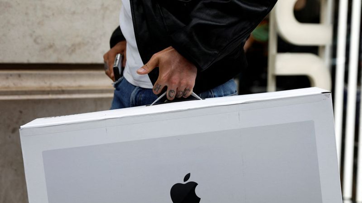 Apple Dethrones Nvidia as World's Most Valuable Company Amid Shifting AI Investment Outlook