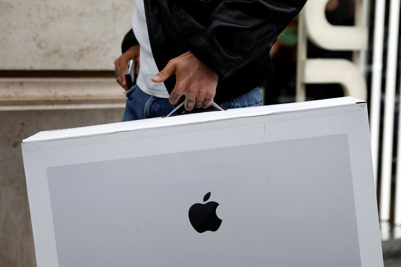 Apple Dethrones Nvidia as World's Most Valuable Company Amid Shifting AI Investment Outlook