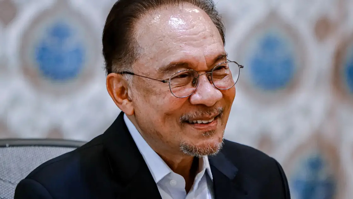 Anwar Ibrahim Maintains Strong Lead in Public Approval, Outpacing Senior Political Rivals