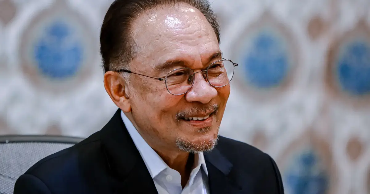 Anwar Ibrahim Maintains Strong Lead in Public Approval, Outpacing Senior Political Rivals