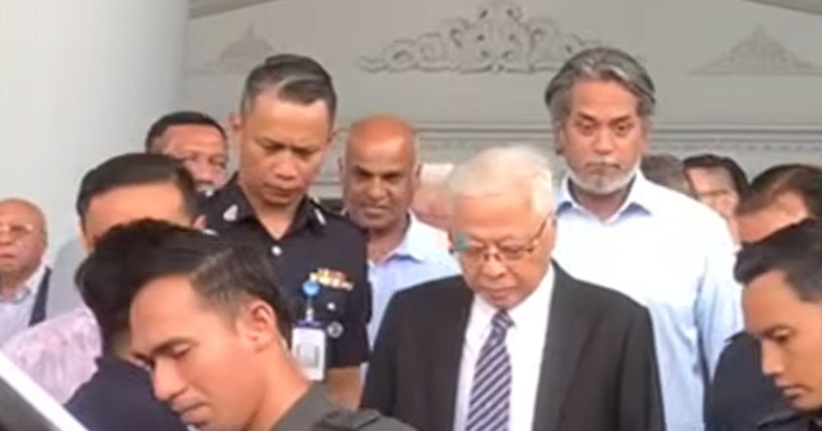 Khairy's Courtroom Appearance Signals Solidarity With Ismail Sabri