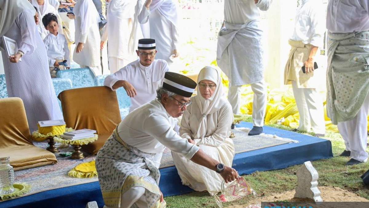 Tengku Datuk Seri Aishah, Elder Sister of Pahang Sultan, Laid To Rest