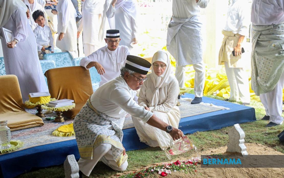 Tengku Datuk Seri Aishah, Elder Sister of Pahang Sultan, Laid To Rest