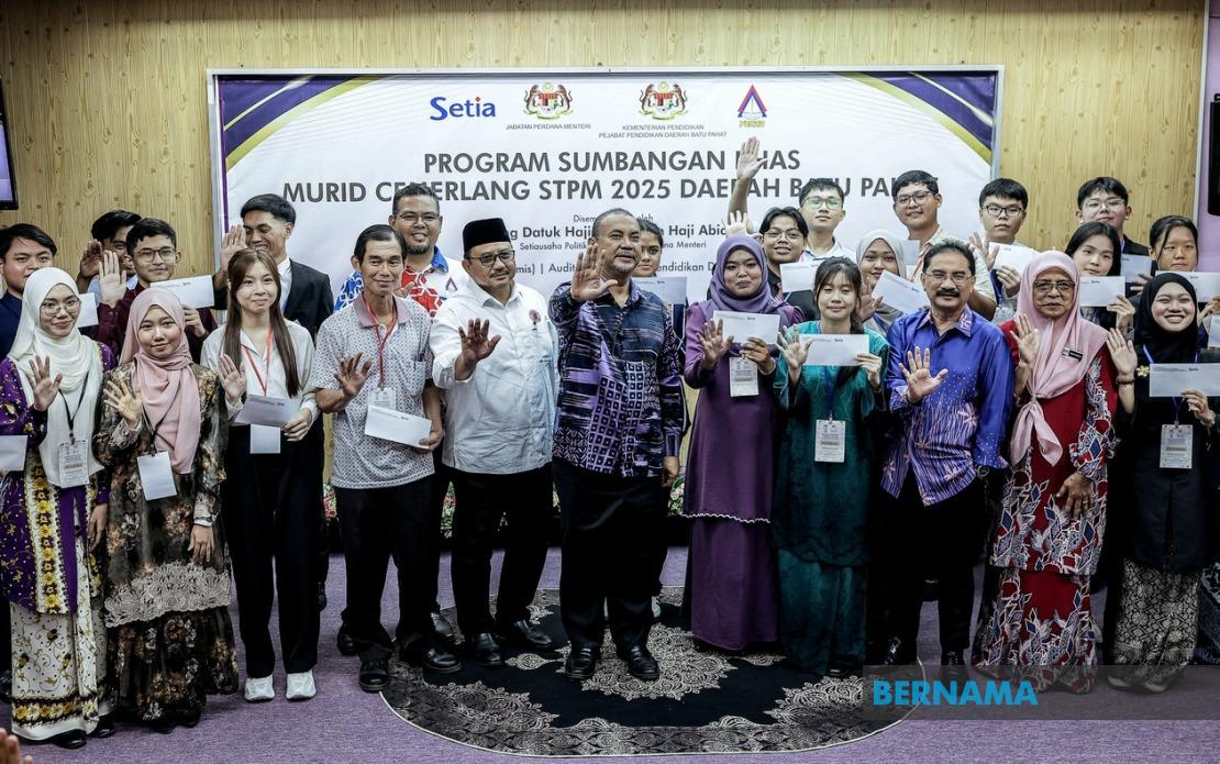 Prime Minister's Office Recognises 214 Top STPM Achievers in Batu Pahat