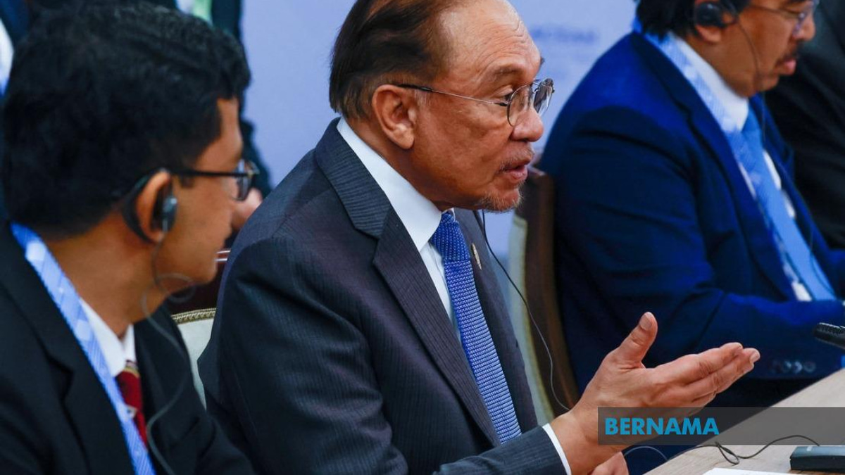 Anwar Praises Putin's Principled Stance on Gaza and Iran During Kazan Meeting