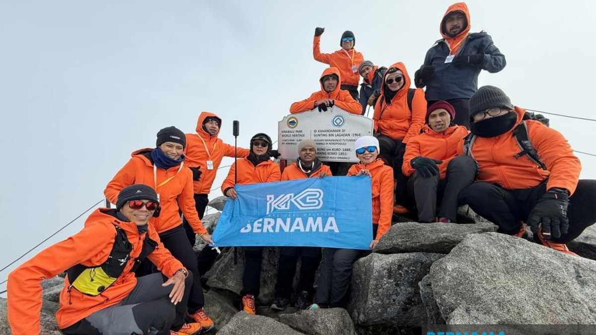 Bernama Scales Mount Kinabalu for Journalists' Day, Chases Two National Records