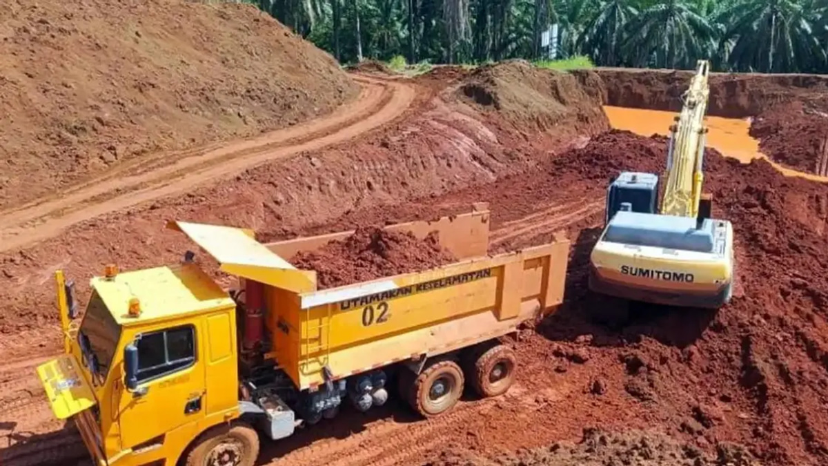 Nine arrested as authorities seize RM3.75 million in assets and illegal bauxite from Felda plantation