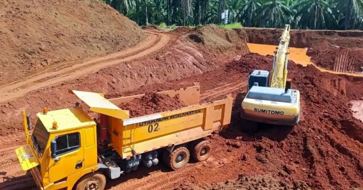 Nine arrested as authorities seize RM3.75 million in assets and illegal bauxite from Felda plantation