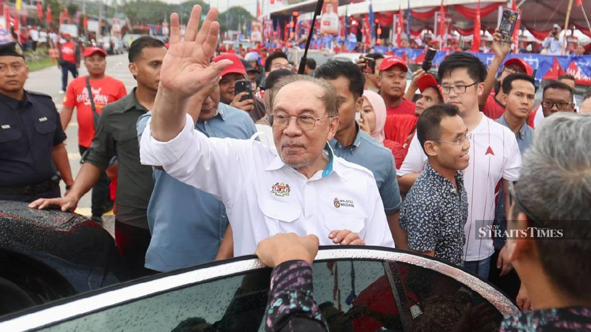 Anwar Expresses Dismay Over Personal Attacks on DAP's Loke During Negri Sembilan Campaign