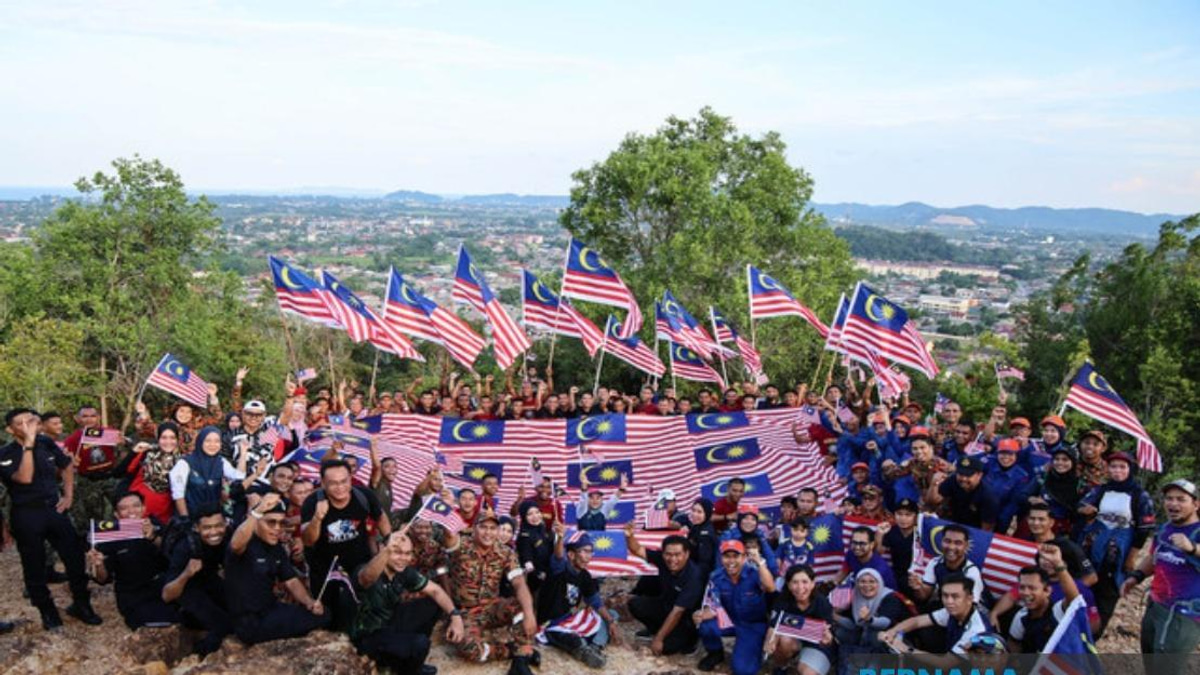 300 Personnel Join Patriotic Summit Hike in Terengganu