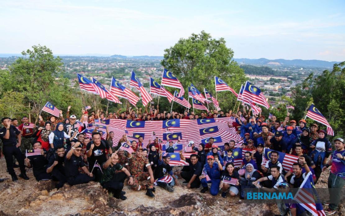 300 Personnel Join Patriotic Summit Hike in Terengganu