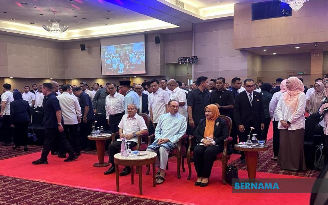 Anwar Awaits FELDA Task Force Report Before Public Disclosure