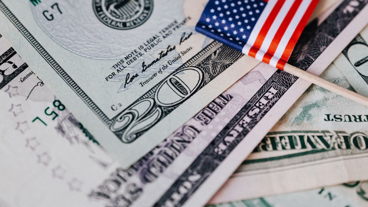 Dollar Surges to Year-High as Fed Rate Hike Bets Mount; Yen Approaches Four-Decade Weakness