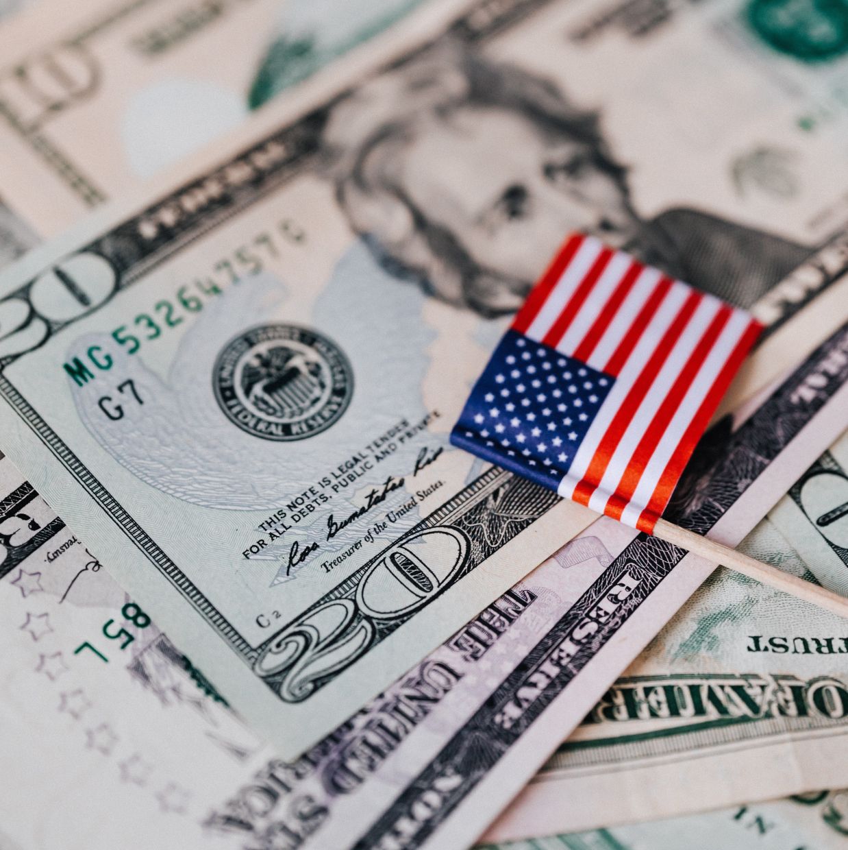 Dollar Surges to Year-High as Fed Rate Hike Bets Mount; Yen Approaches Four-Decade Weakness