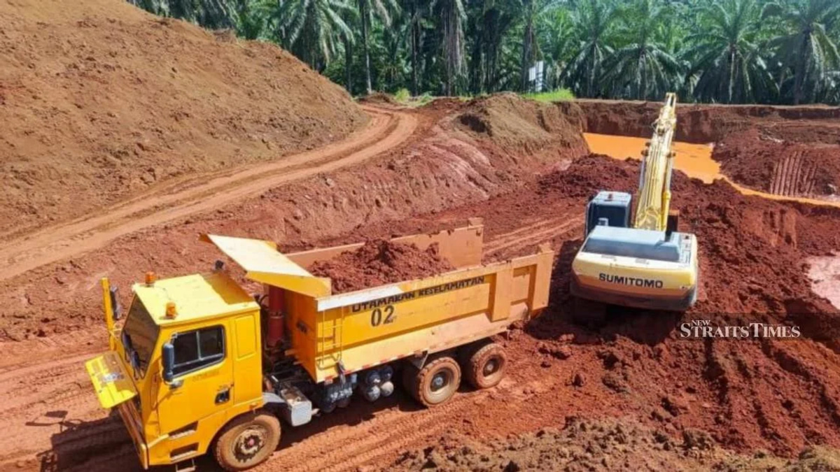 Two arrested in Marang for illegal silica sand trafficking; RM1.8 million in equipment seized