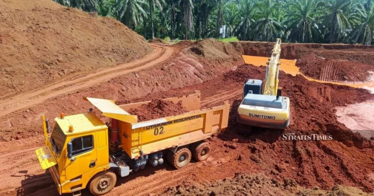 Two arrested in Marang for illegal silica sand trafficking; RM1.8 million in equipment seized