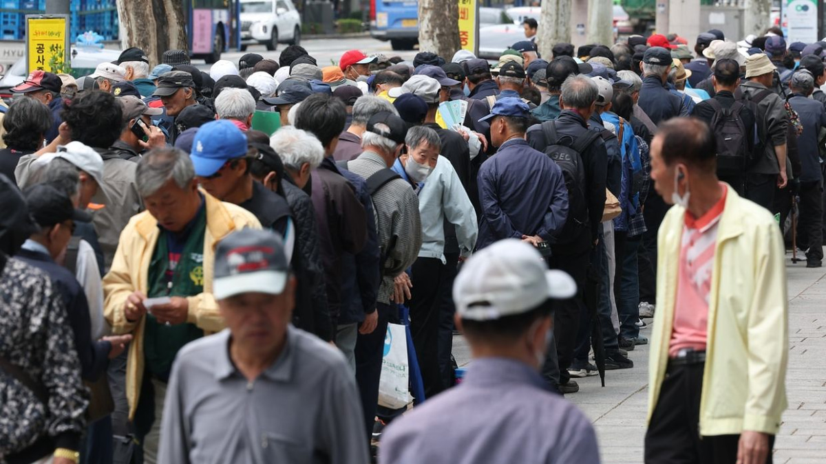 Seoul's Free Bus Plan for Seniors Raises Fiscal Concerns