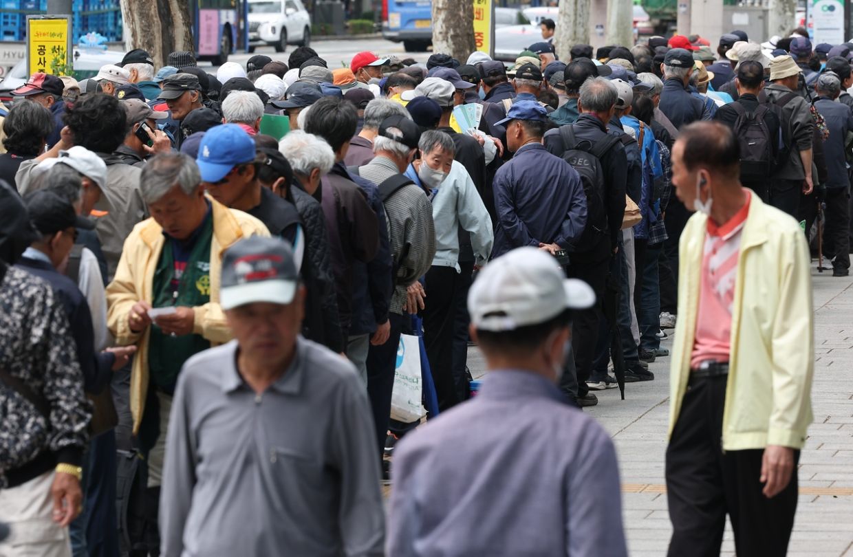 Seoul's Free Bus Plan for Seniors Raises Fiscal Concerns