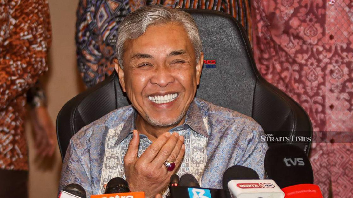 Zahid exchanges poetic verses with Anwar over governance, unity