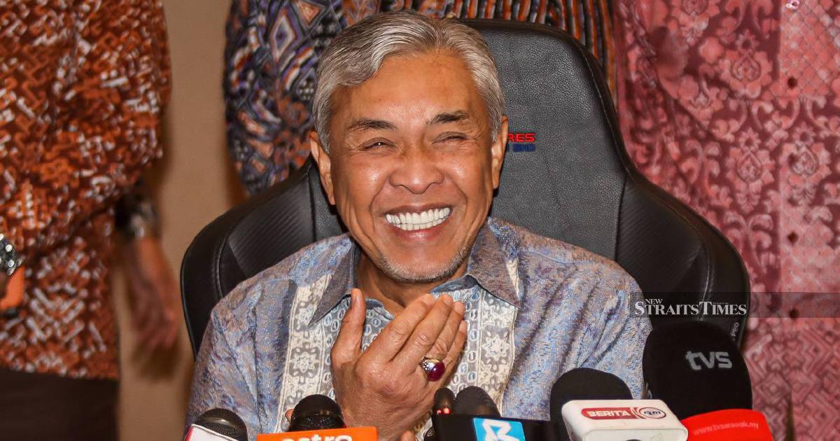 Zahid exchanges poetic verses with Anwar over governance, unity